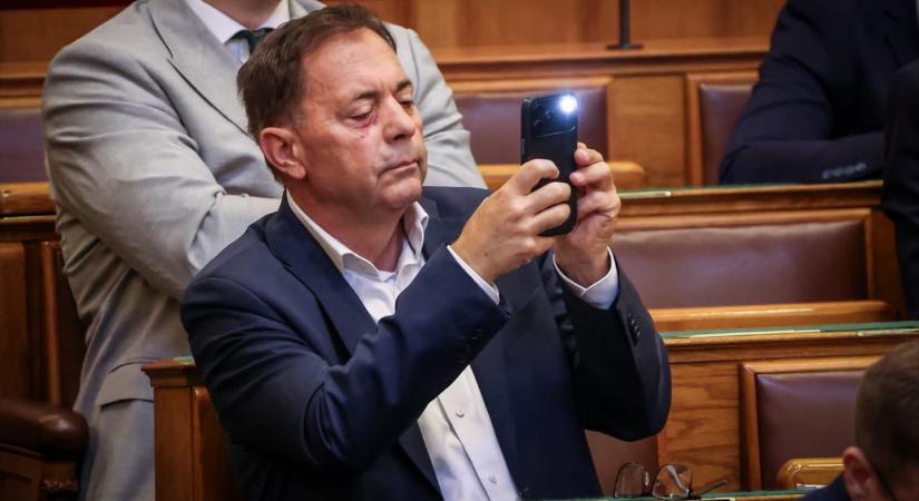 „Most már vakuval videózik” – tette szóvá Magyar Péter a parlamentben Pócs János mobilozását