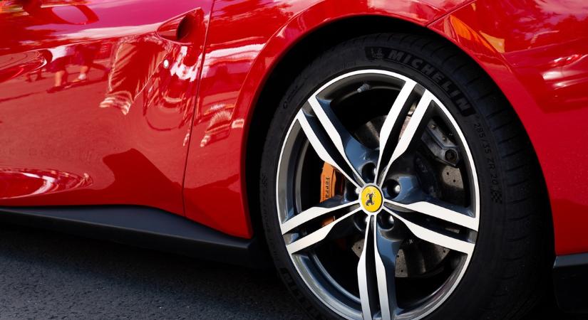 Száguldozó Ferrarit fotóztak a Balaton-felvidéken – Drága kép lesz