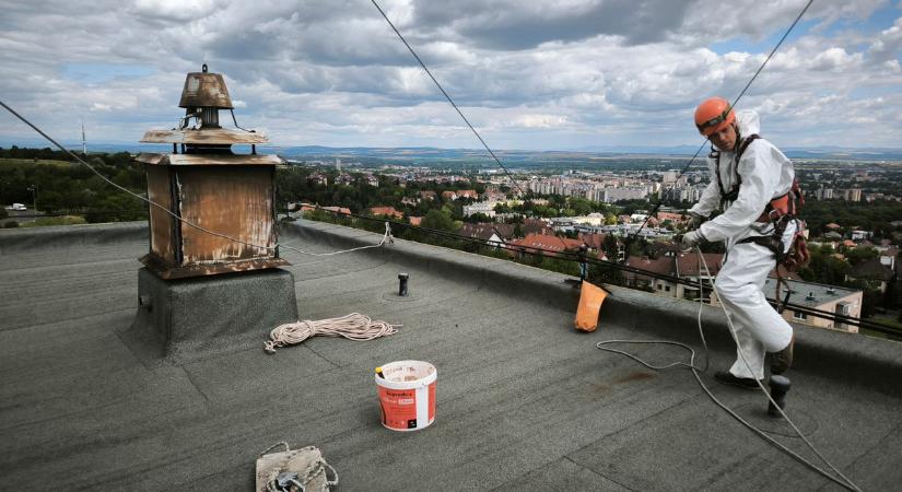 Betontörmelék zuhant le az avasi panelról: megszólalt az ipari alpinista, aki a ház falán lengve ellenőrizte a helyszínt