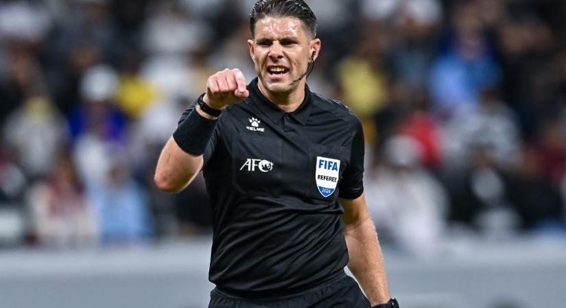 „Akaratlan, reflexszerű rángás volt” – közleményt adott ki a bíró, aki ellen a félreérthető kézmozdulata miatt belső vizsgálatot indított a FIFA