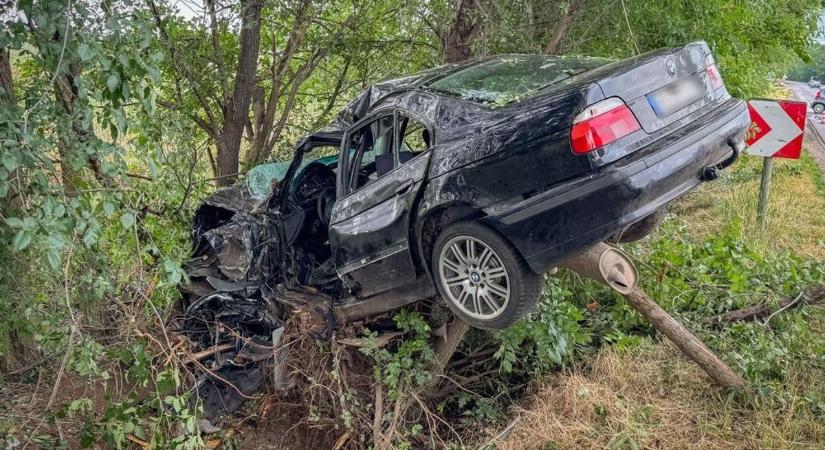 Drámai videó: ezt látta a helyszínelő, amikor benézett az Ebesnél rommá tört BMW-be – mindenki a sofőrért küzdött
