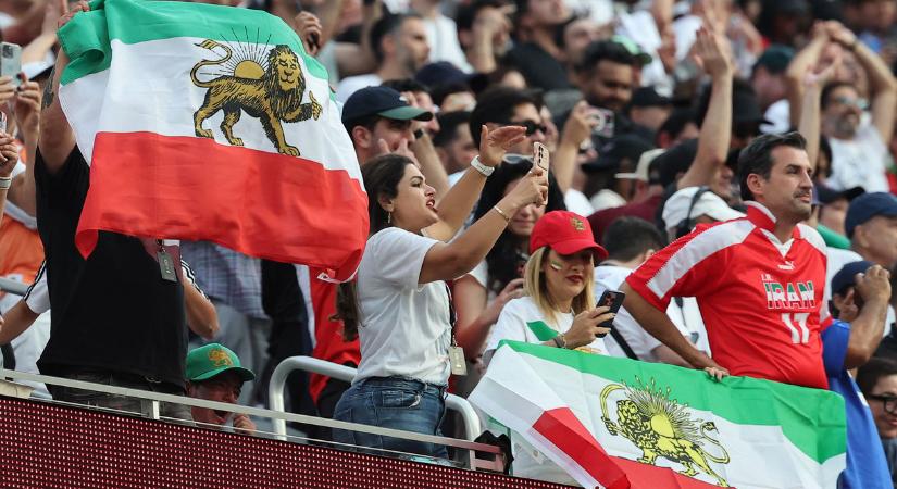 Zászló- és transzparensháborúba torkollott Irán első vb-meccse