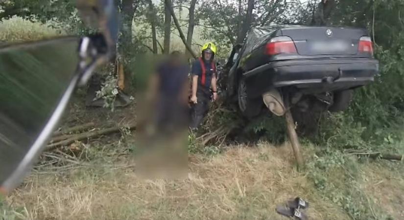 Az érem két oldala: bedrogozva, nagy sebességgel csapódott fák közé, civilek is besegítettek a hajdú-bihari férfi mentésébe – videóval