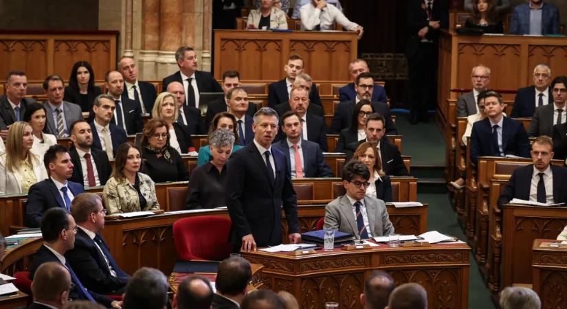 Az Amnesty és a Helsinki szerint is szakítania kellene a Tiszának a Fidesz-kormány migránsozásával