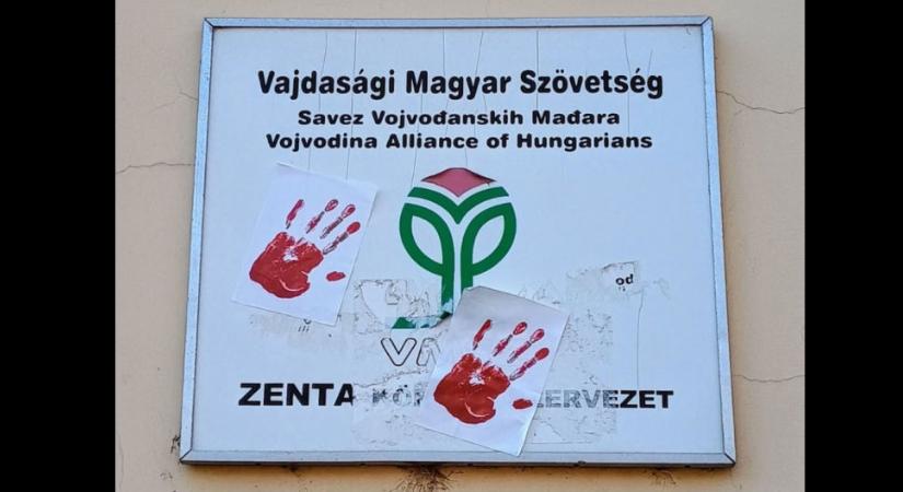 Felmentették a VMSZ táblájára véres kezet ragasztó személyeket