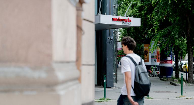 Folytatódik a tömeges leépítés a Mediaworksnél, elbocsátják a PestiSrácok összes munkavállalóját