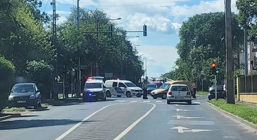 Kerékpárost gázoltak el jelzőlámpás kereszteződésben! Rendőrök, mentők a helyszínen!