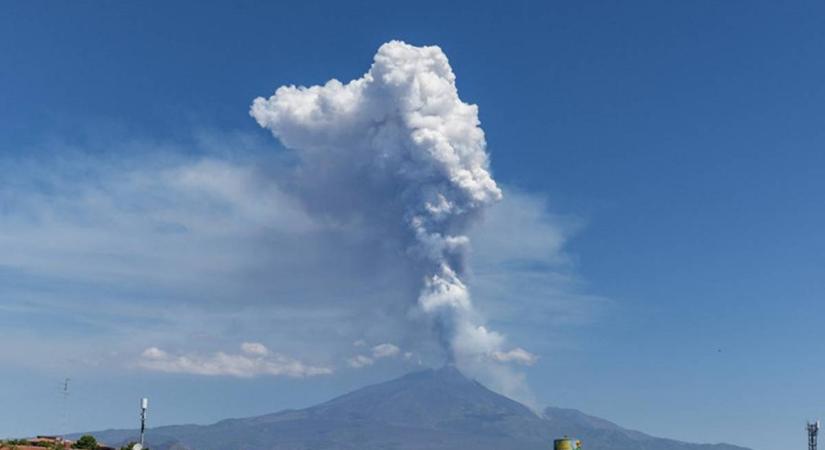 Ismét "felébredt" az Etna, közepes figyelmeztetést adtak ki Catania repülőterén