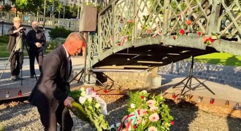 „Erkölcsi iránytűként” tekint Nagy Imrére a DK – Varju László már pártelnökként koszorúzott a mártír szobránál