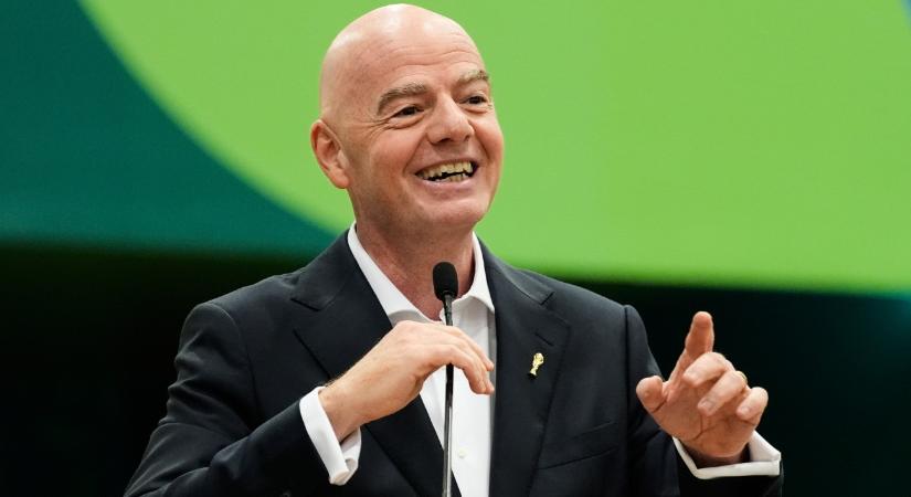 Magángéppel üldözi a vb-meccseket a FIFA első embere