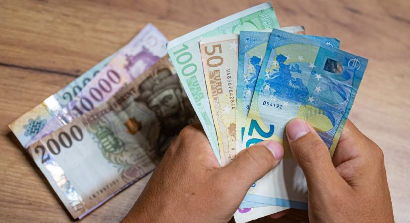 350 forint alatt az euró, 300-hoz közelített a dollár