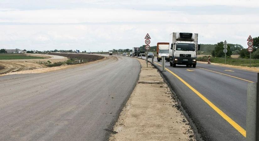 Autósok figyelem! Módosul a forgalmi rend az M44–M5 csomópontban