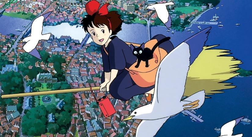 Élőszereplős sorozatban mesélik el Kiki, a boszorkányfutár történetét, bár ez nem közvetlenül Mijazaki Hajao klasszikus filmjét adaptálja