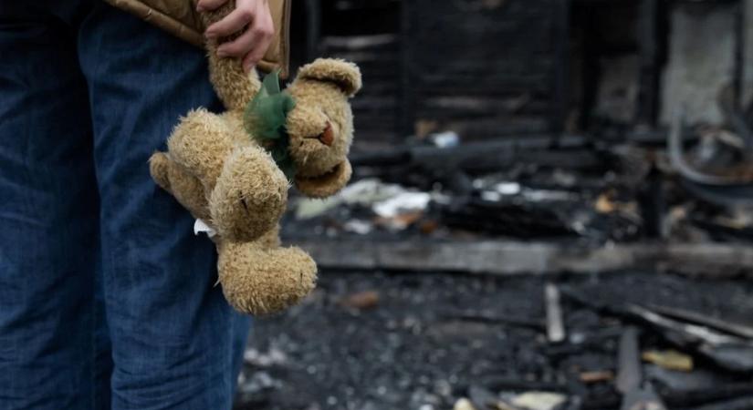 Az éj leple alatt hagyta a játszótéren gyerekeit az anya – A legkisebb alig múlt kétéves