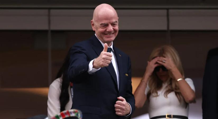 Egy egyszerű szurkolónak csapata egymást követő meccseire se könnyű eljutni, a FIFA elnökét katari kölcsönjet röpteti meccsről meccsre