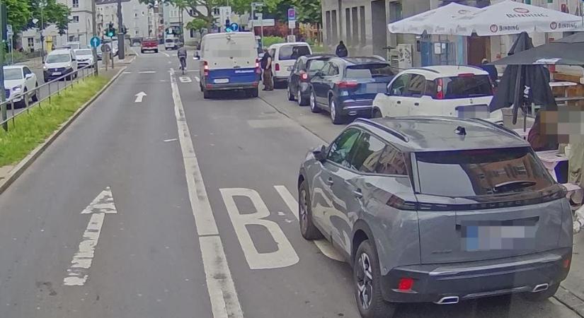 Van, ahol a buszok kamerájával fotózzák a buszsávot szabálytalanul elfoglaló autókat