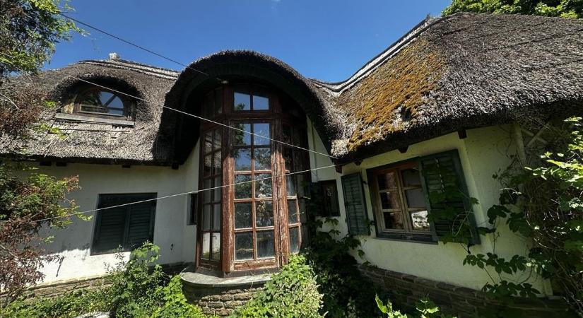 Árulják a Balaton-felvidék nádfedeles kincsét, fotón az ösvényekkel övezett nyaraló