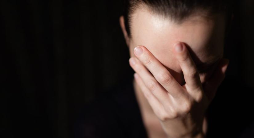„Ha kicsit később ugranak fel a kerítésre a fiúk, vagy Vivien fél méterrel arrébb van az oszloptól, még most is élne” – sokkolta az átányiakat a hatéves kislány halála