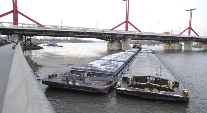 Újabb hajóbaleset a pesti Duna hídnál: egy uszály ütközött a Rákóczi híd pillérének