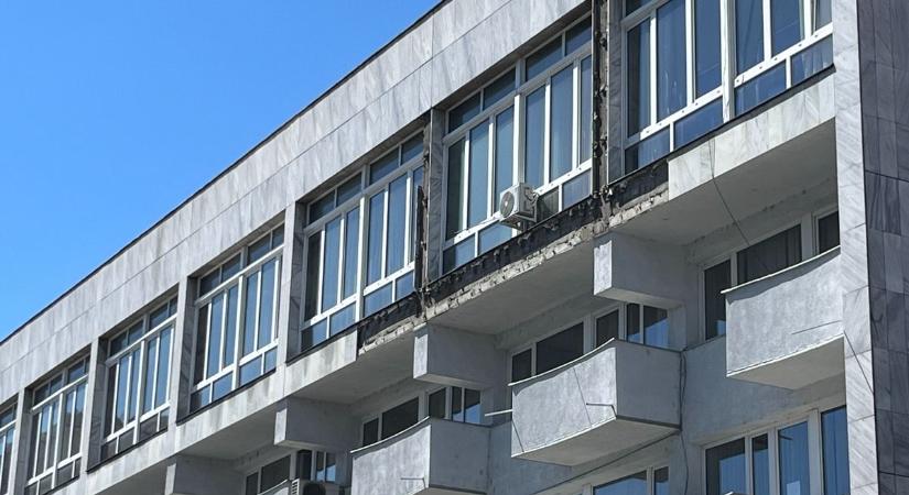 Bontják a homlokzatot, nem áll meg az élet a Győri Nemzeti Színházban - fotók