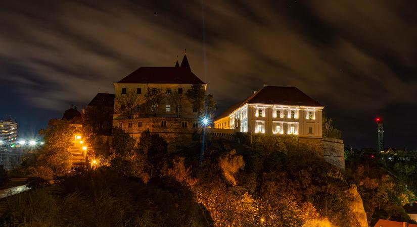 Nyomozás a sötétben, szimbólumfejtés, éjszakai templomtúra – Múzeumok Éjszakája a veszprémi várnegyedben
