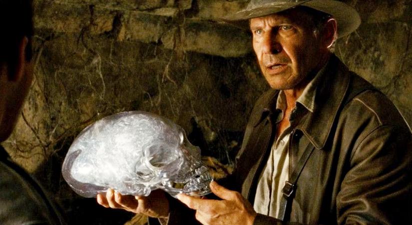 Spielberg és Ford egyáltalán nem voltak megelégedve A kristálykoponya királyságával, a rendező pedig többször is megütközött George Lucasszal a történet végén felbukkanó idegenek miatt