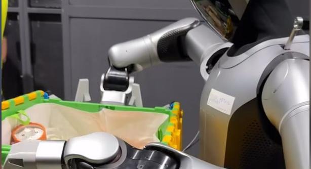 Humanoid „gondolkodó” robotot tesztel a Carrefour egy francia logisztikai központban