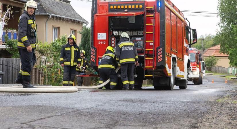 Teljes terjedelmében égett egy debreceni ház, a tűz továbbterjedt a szomszédos épületekre