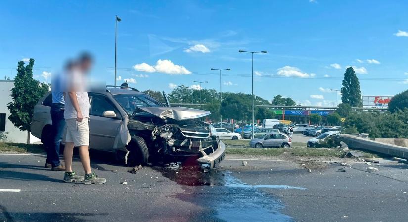 Villanyoszlonap csapódott egy autó a 83-ason, Győr határában - fotó