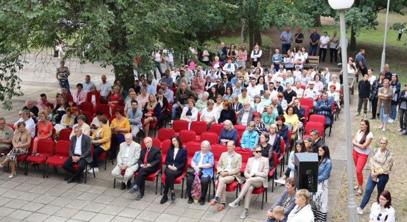 A múlt összekötte, a jelen újra összehozta a középiskola öregdiákjait