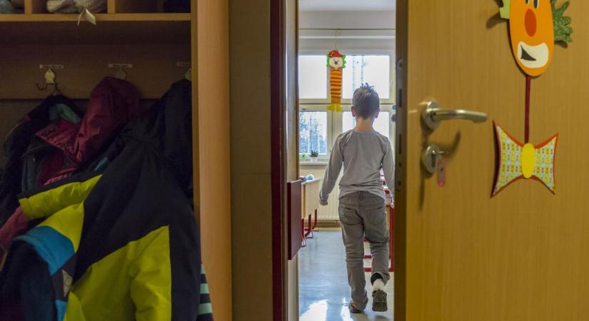 „Nem válhatnak bűnbakká az SNI-s és BTMN-es gyerekek” – utcára vonulnak az integrált oktatás feltételeiért az érintett szülők