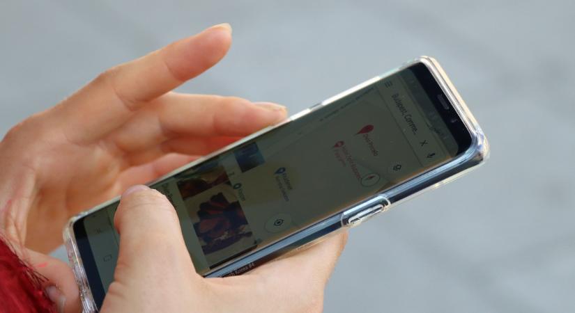 Mit jelent ez a felirat a mobil kijelzőjén?