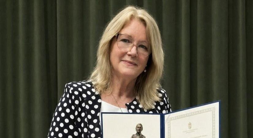 Nagy büszkeség Komáromban: országos díjat vehetett át a gimnázium vezetője