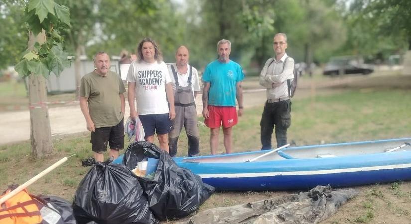 A tévétől a lyukas csónakig, a papucsoktól a PET palackig mindent találtak a mindszenti szemétszedők a Tiszában és a parton