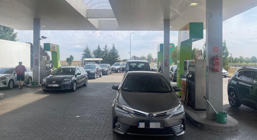 Magyar Péter: A védett ár alá csökkenhetnek az üzemanyagárak