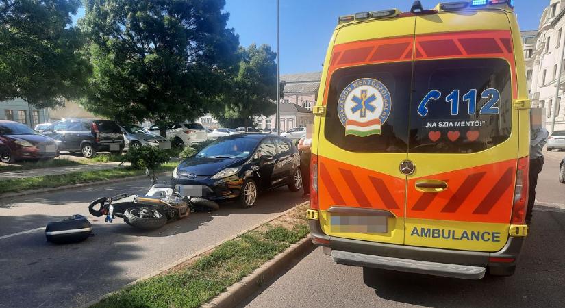 Súlyos motoros baleset történt Nyíregyháza belvárosában kedd délután (fotókkal)