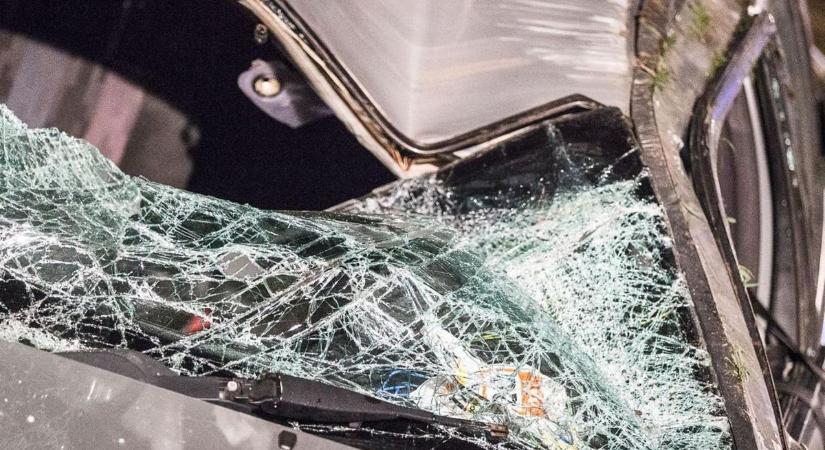Sokkoló percek: két súlyos baleset történt Fehérvár mellett, még az oszlop is kettétört