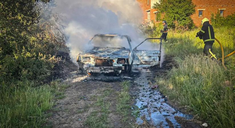 Lángba borult egy VAZ–2109 a Huszti járásban – gyors beavatkozással megfékezték a tüzet