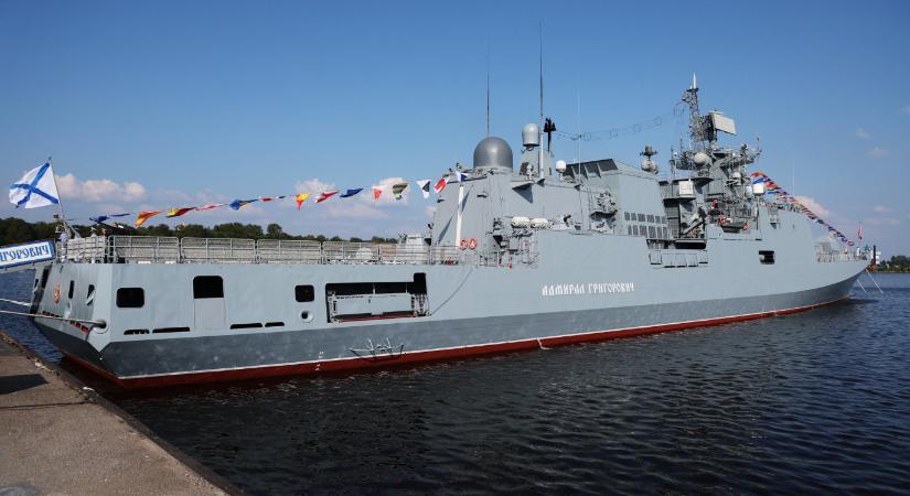 A Grigorovics admirális nevű orosz fregatt figyelmeztető lövést adott le egy brit jachtra