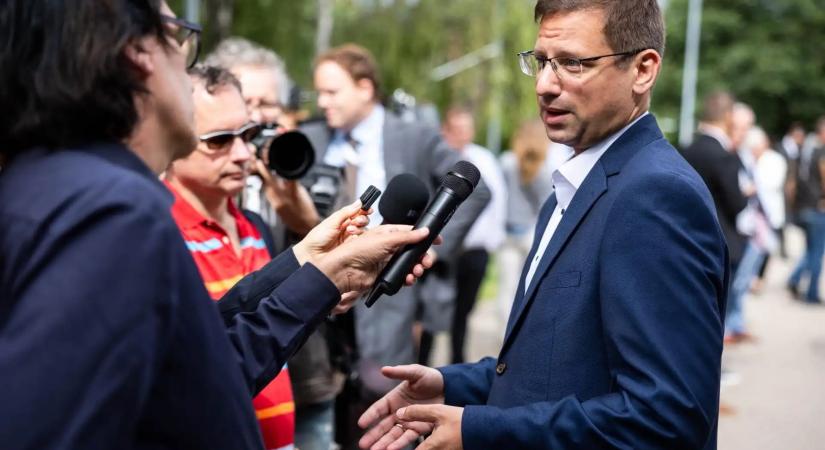 Belső kritika és miniszterelnök-jelölti kérdések: Orbán Viktort a bukás ellenére sem zárná ki a versenyből a frakcióvezető