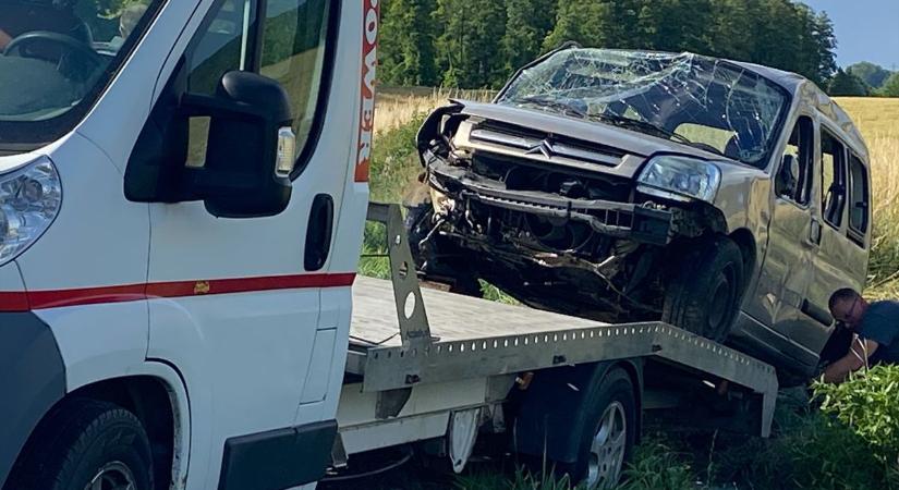 Kisodródott és oldalára borult egy gépkocsi Alsónemesapátinál – tréler vitte el (galéria)