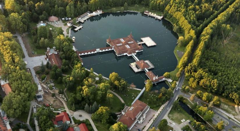 Újabb fordulat a Hévízi Tófürdő ügyében — kiderült, miért kellett visszautalni az úszószigetre szánt 300 milliót
