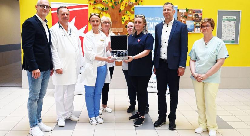 Ahol tíz éve még ablakuk sem volt – most egymilliós tiszabői adomány érkezett a szolnoki kórháznak – galériával