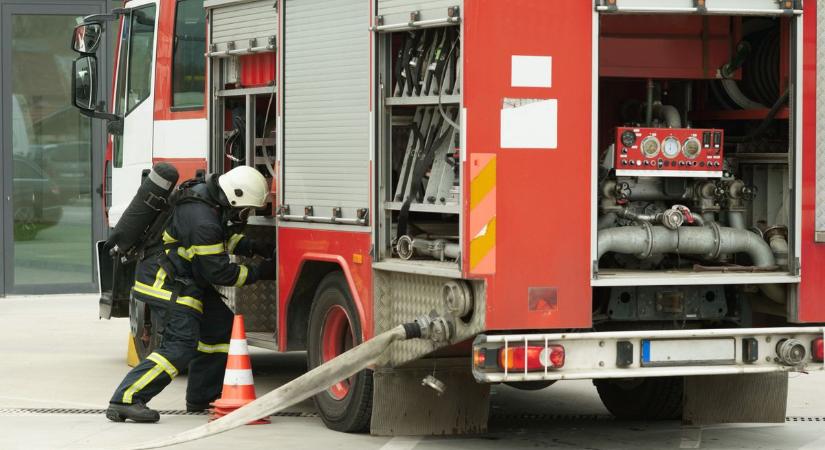 Kigyulladt egy traktor egy nagykőrösi telephelyen, a tűz elért egy rakodógépet is