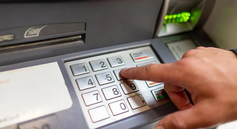 Hatalmas fordulat az ATM-eknél: Új csúcson a magyarok készpénzfelvétele, de van egy csavar