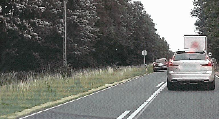 Két sofőr is óriási bajba került, videóra vették a hajmeresztő jeleneteket