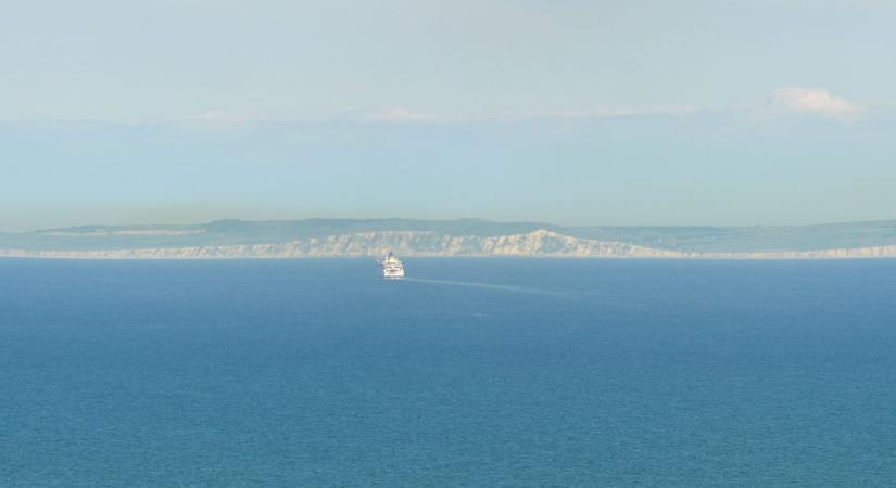 Figyelmeztető lövést adott le egy orosz hadihajó egy brit jachtra a La Manche csatornán