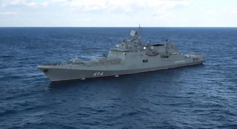 Orosz hadihajó adott le figyelmeztető lövéseket egy brit jachtra a La Manche-csatornában