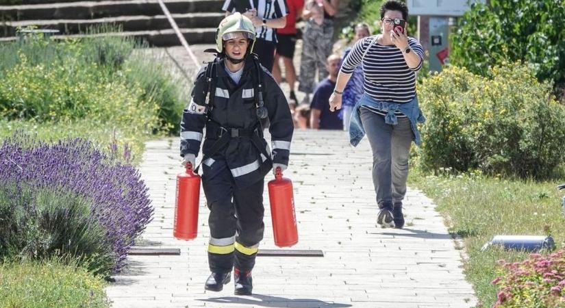 Lépcsőfutás extrákkal: a dombóvári tűzoltók nem találtak legyőzőre a veszprémi várban (videóval)