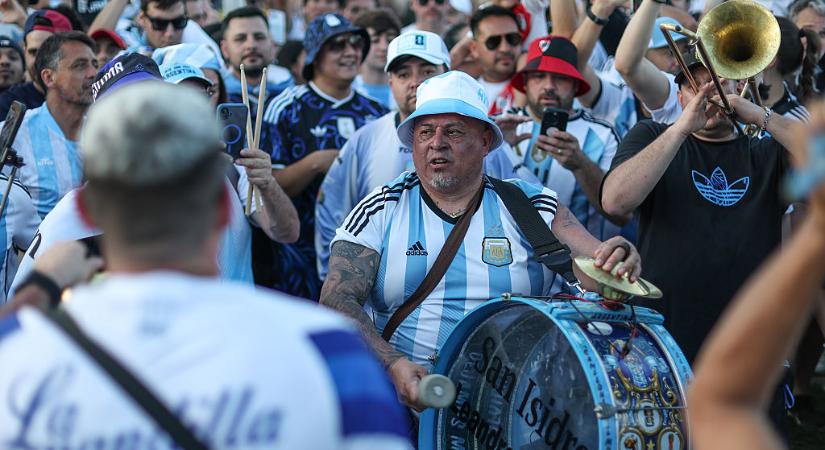 Óriási botrány a foci-vb-n: tömegverekedés az argentinok mérkőzése előtt – videó